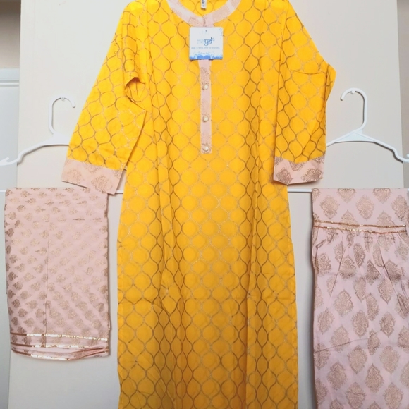 Traditional Indian women's dress - Picture 2 of 6